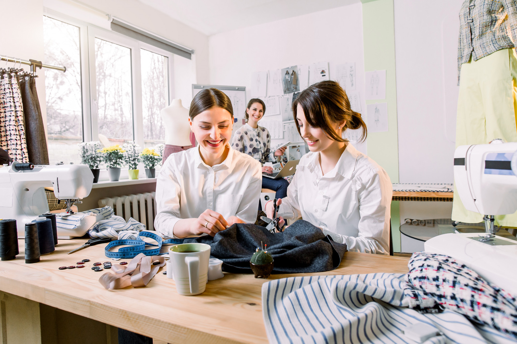 Wnętrze pracowni z kursantami przy stołach